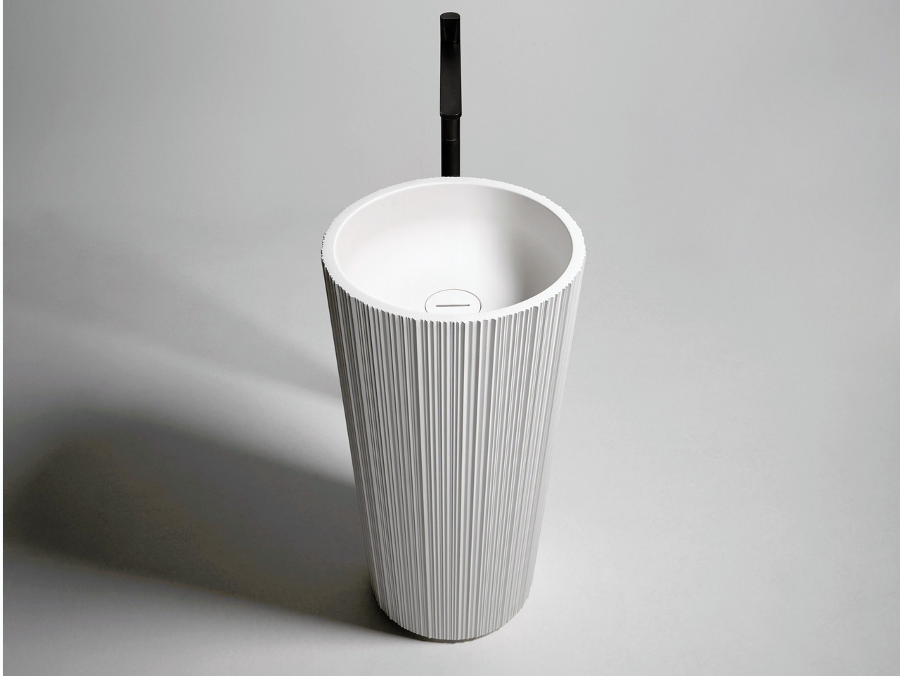 Plissé Sculptural Washbasin, view 2