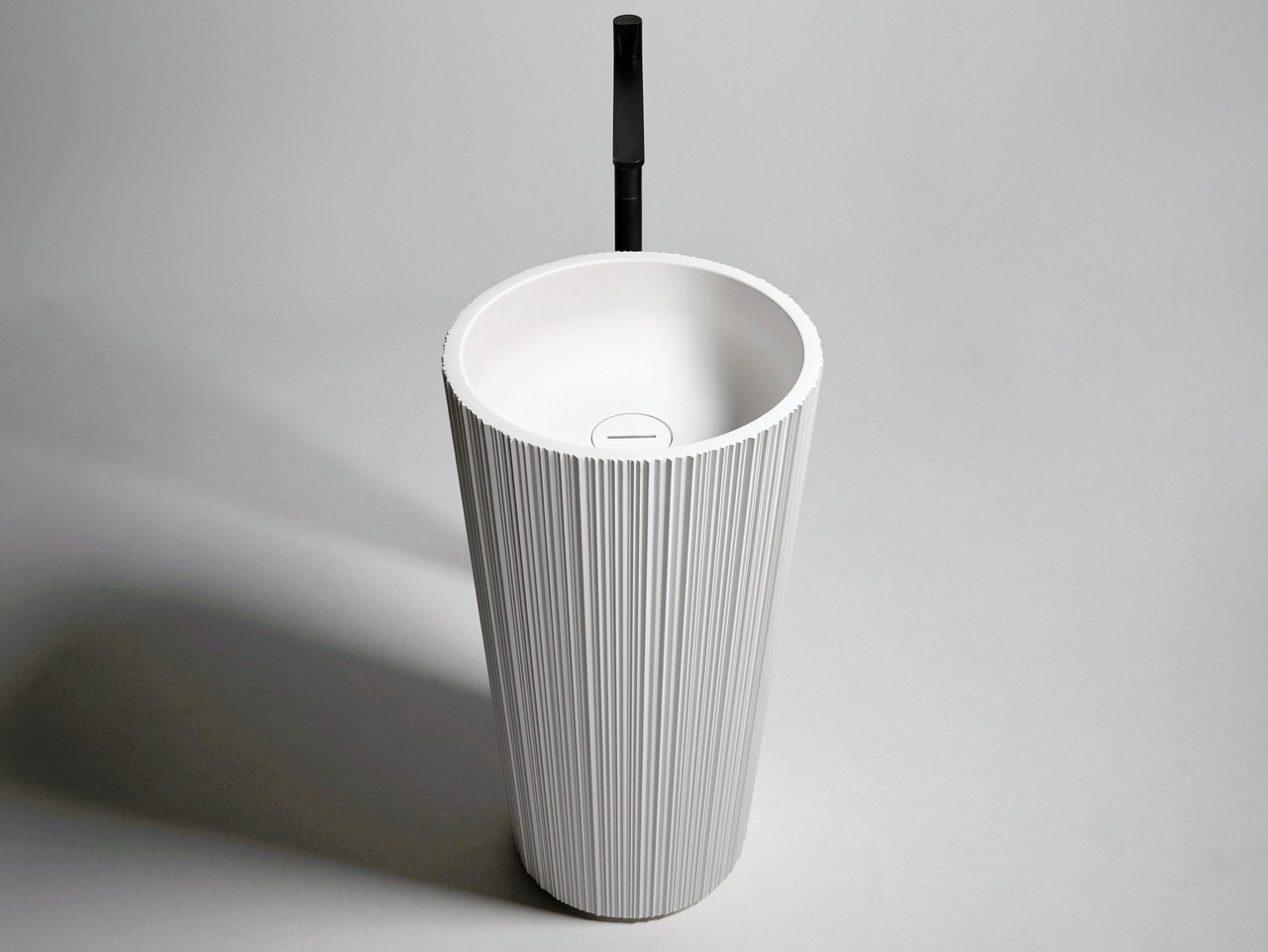 Plissé Sculptural Washbasin, view 3