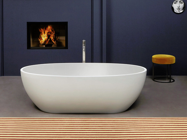 Reflexlight Freestanding Oval Bathtub