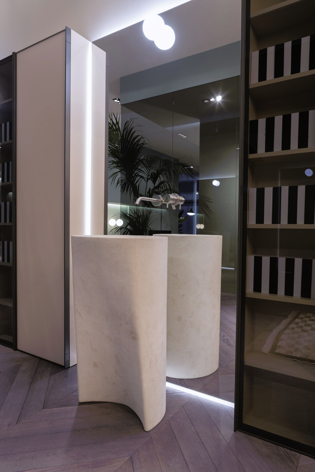 RILIEVO Floor Standing Washbasin, view 2