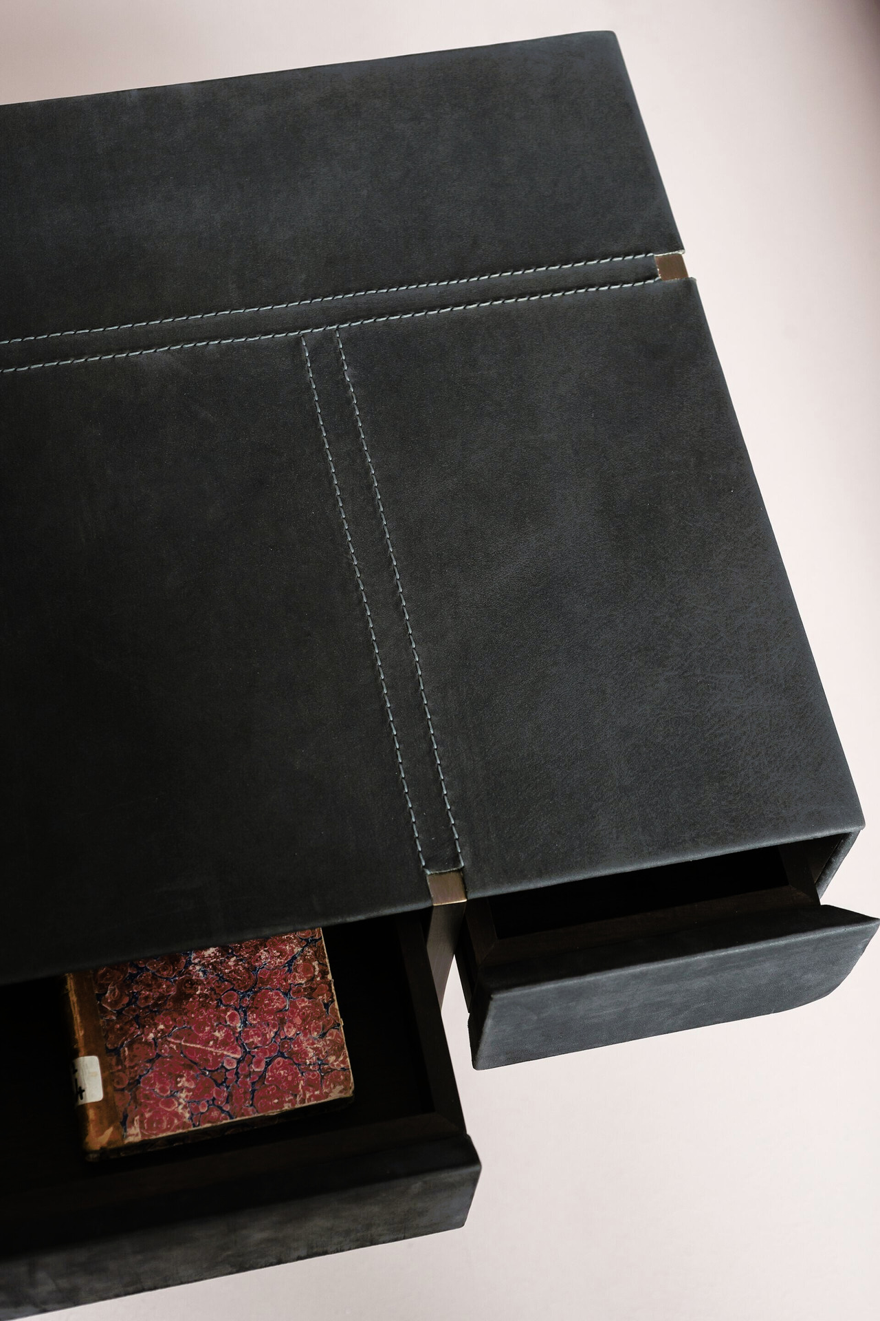 Icaro Bedside Table, view 3