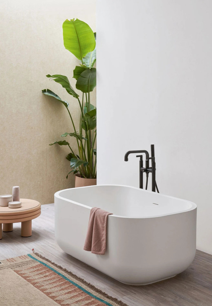 Dafne Solid Surface Bathtub by Ceramica Cielo, view 2