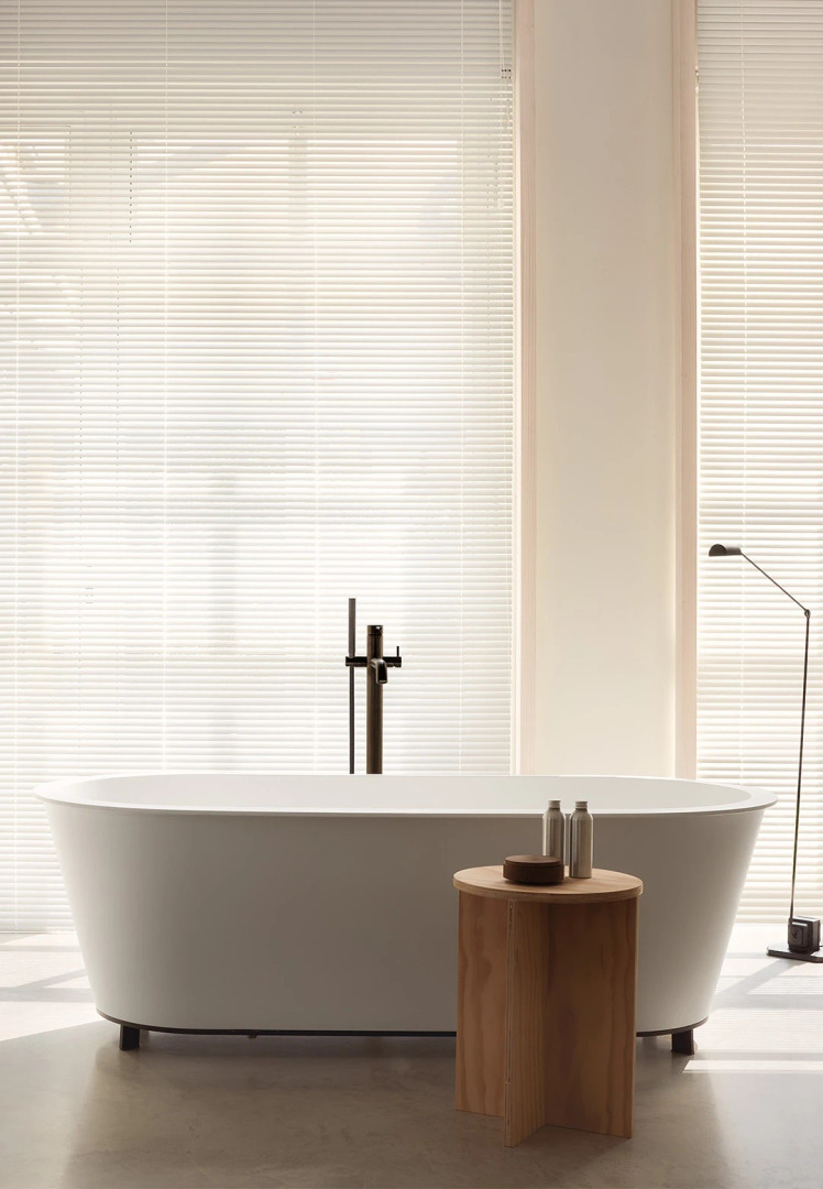 Ottavia Solid Surface Bathtub with Ceramica Cielo Frame, view 2