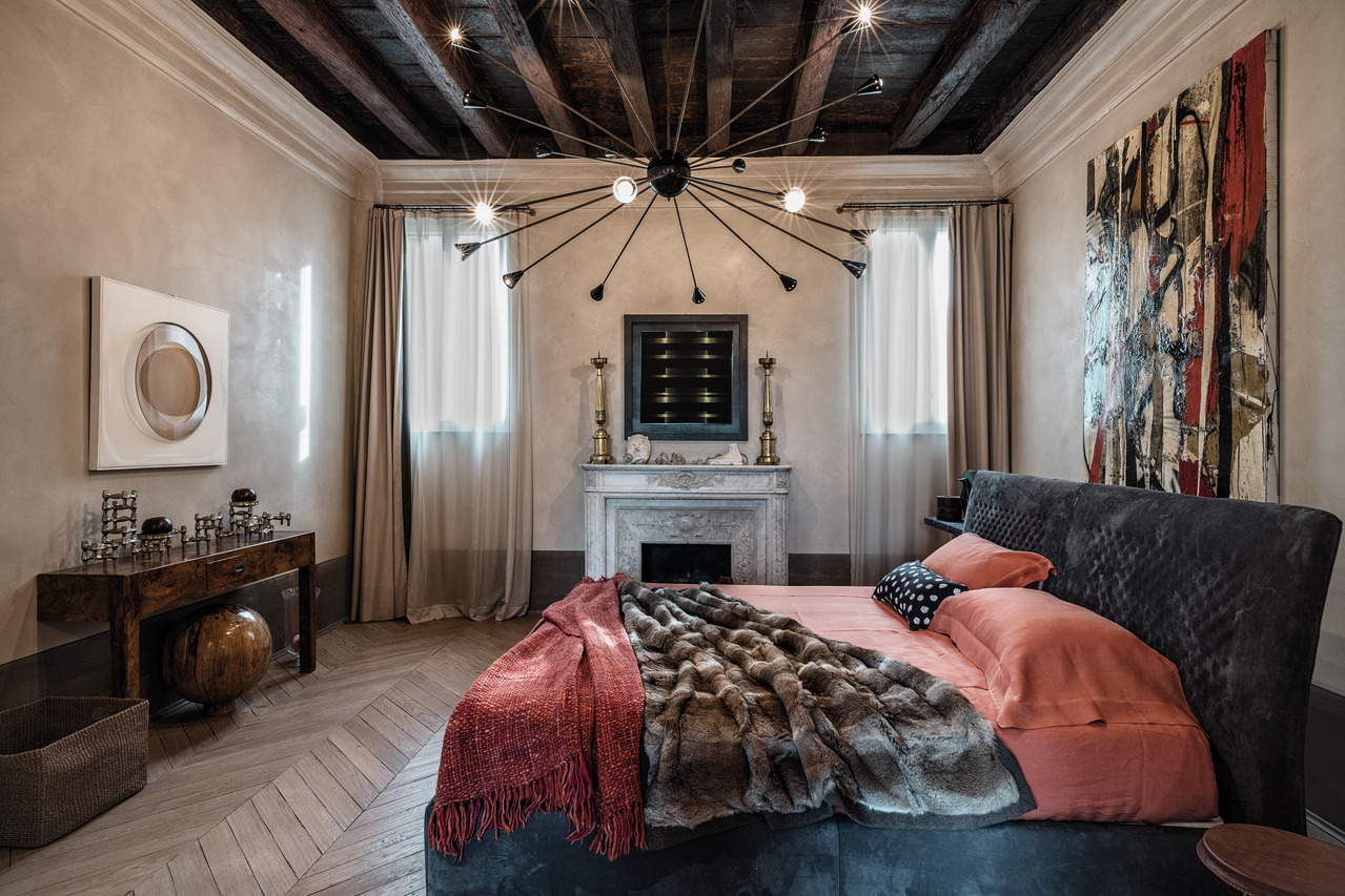 Cierre Chandelier Bed
