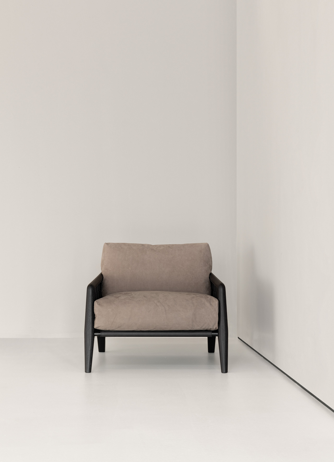 Cierre Iole Armchair, view 4