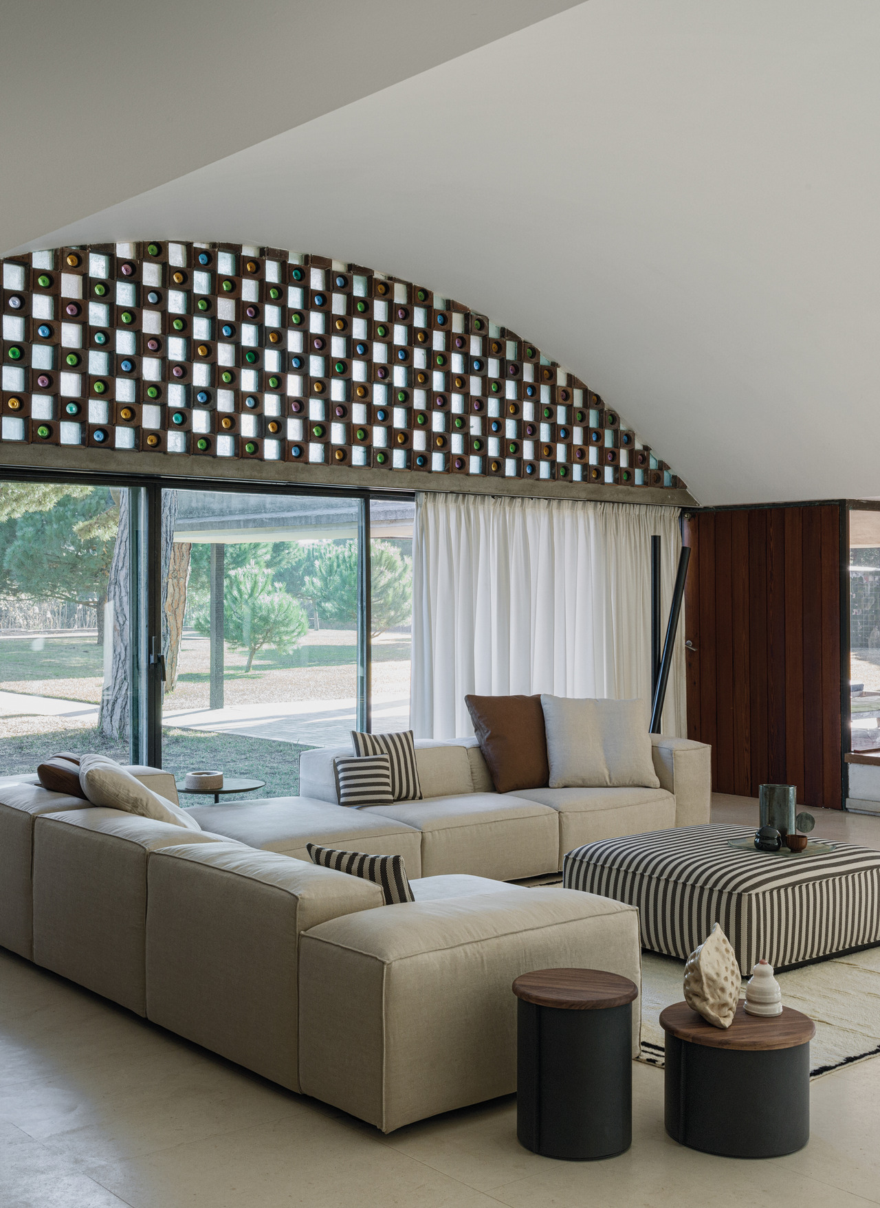 Cierre Season Sofa, view 4