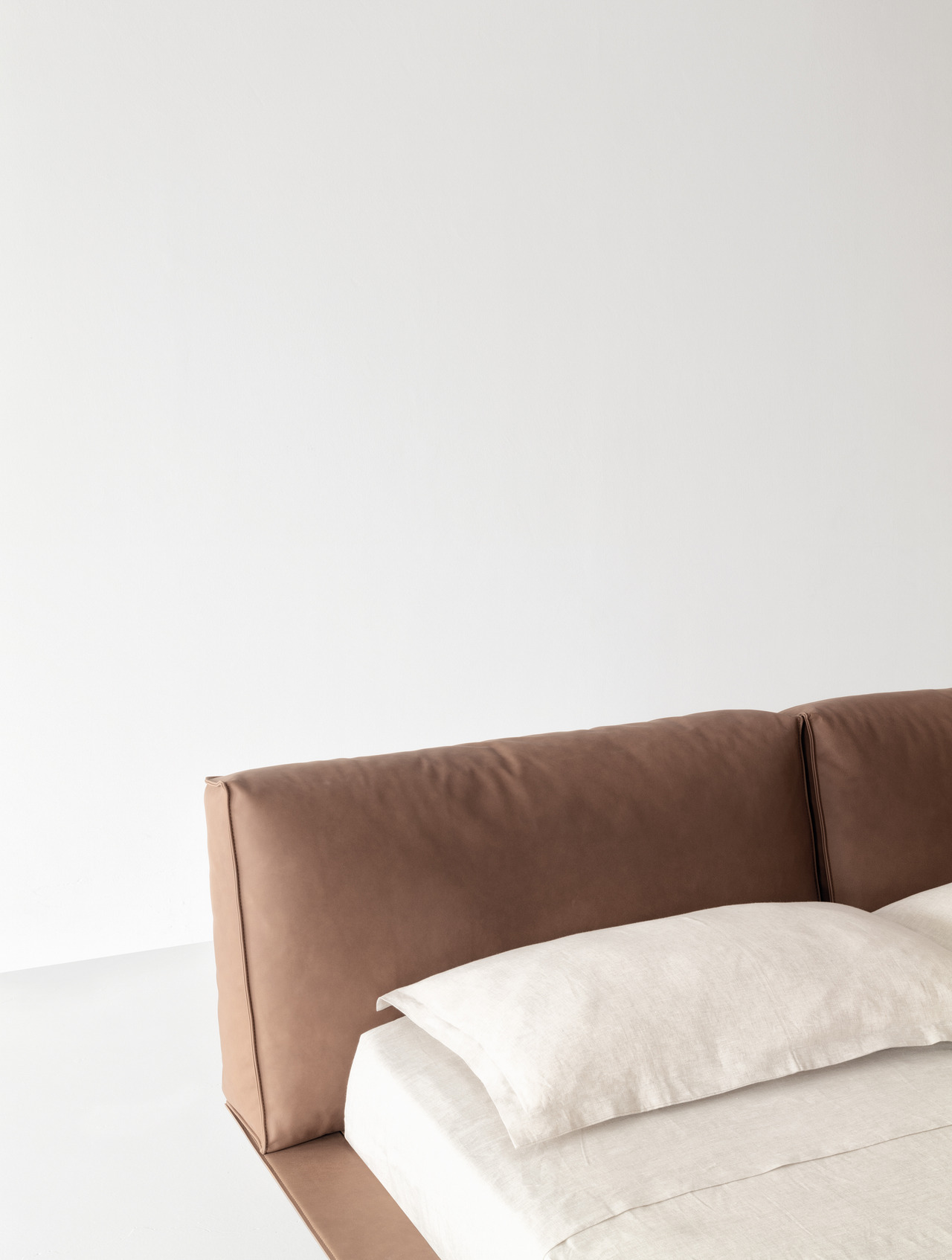 Cierre Vogue cuoio bed, view 5
