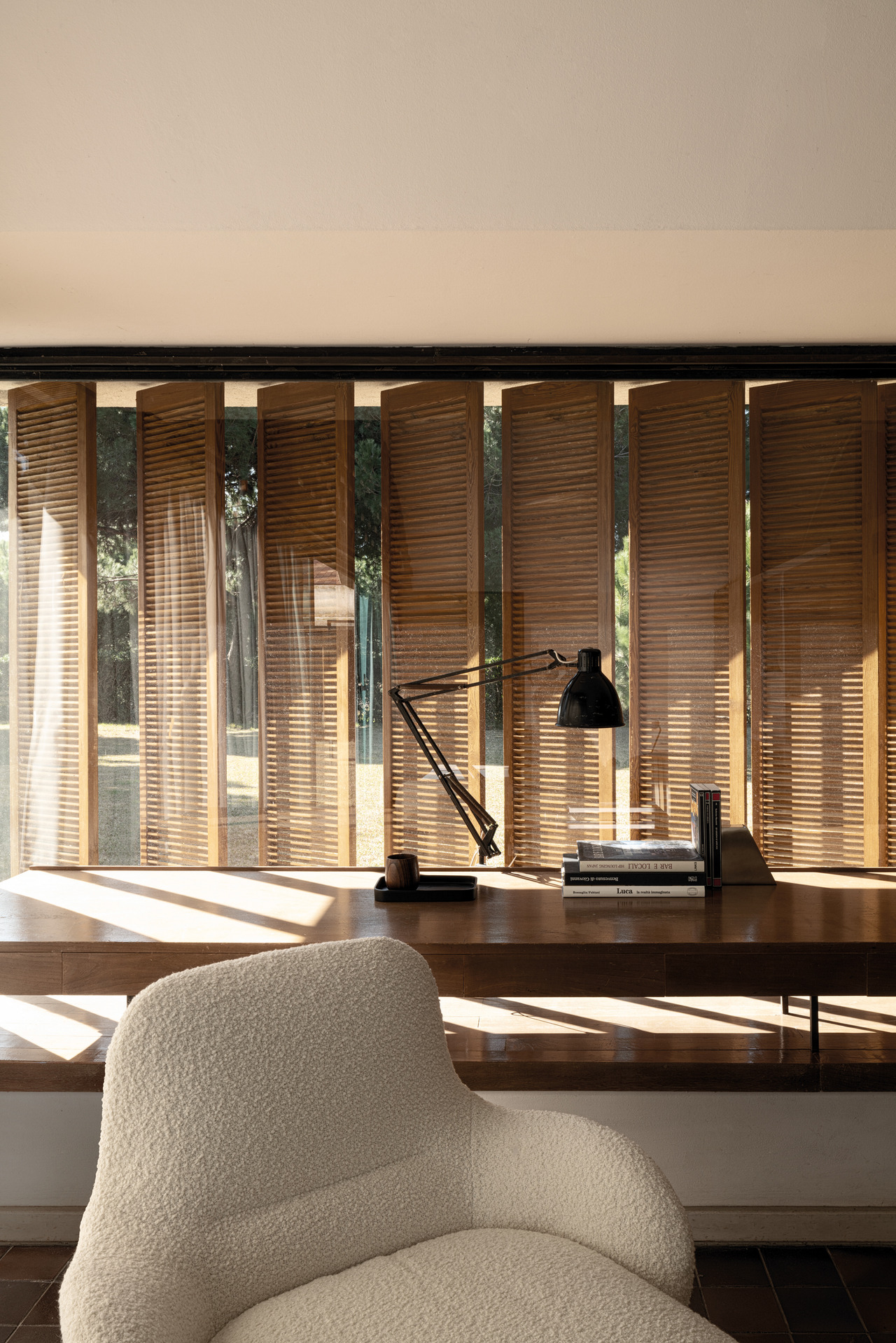 Cierre Woody Armchair, view 3