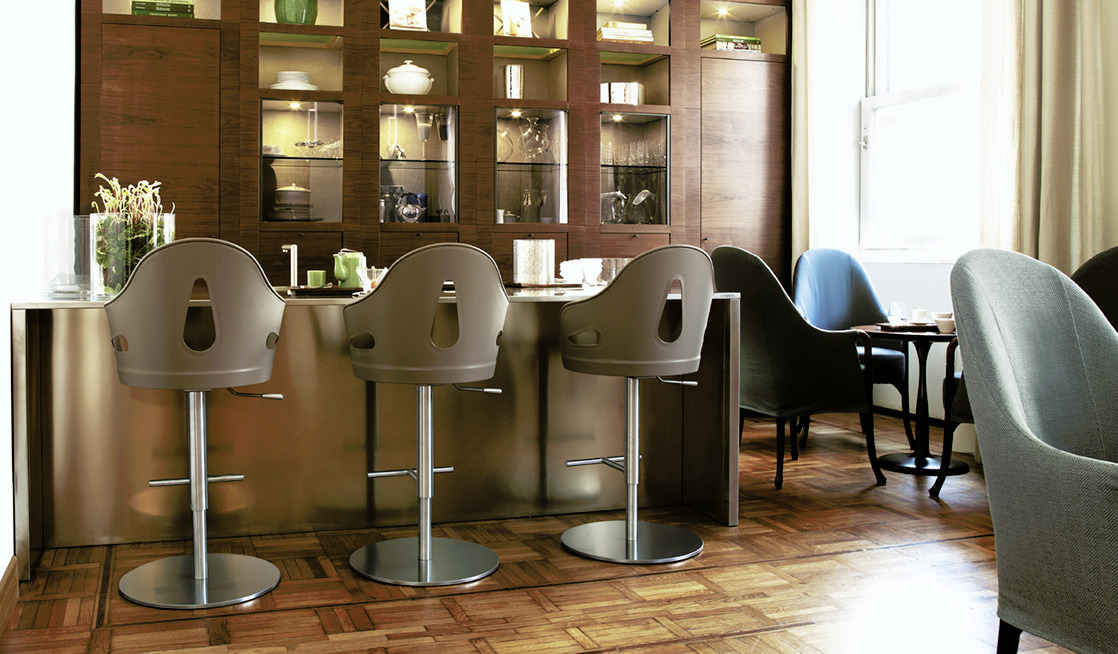 Dora Chair by Giorgetti, view 2
