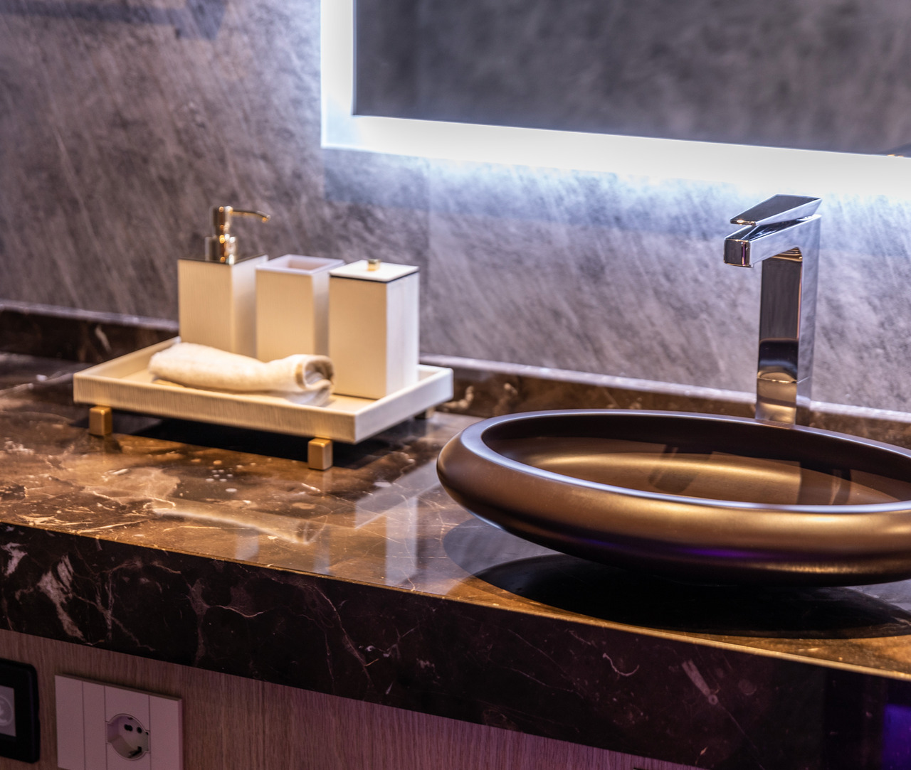 Poseidon Square Bathroom Set by Pinetti, view 2