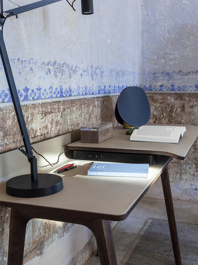 Iren Desk, view 4