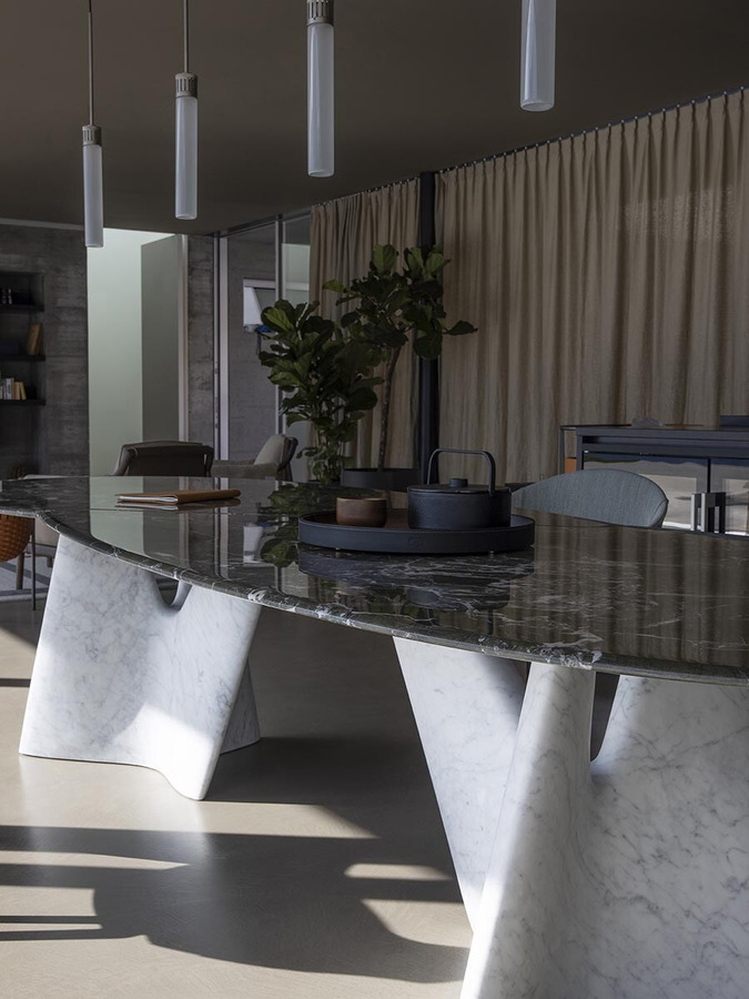 Infinito Table by Poltrona Frau, view 3