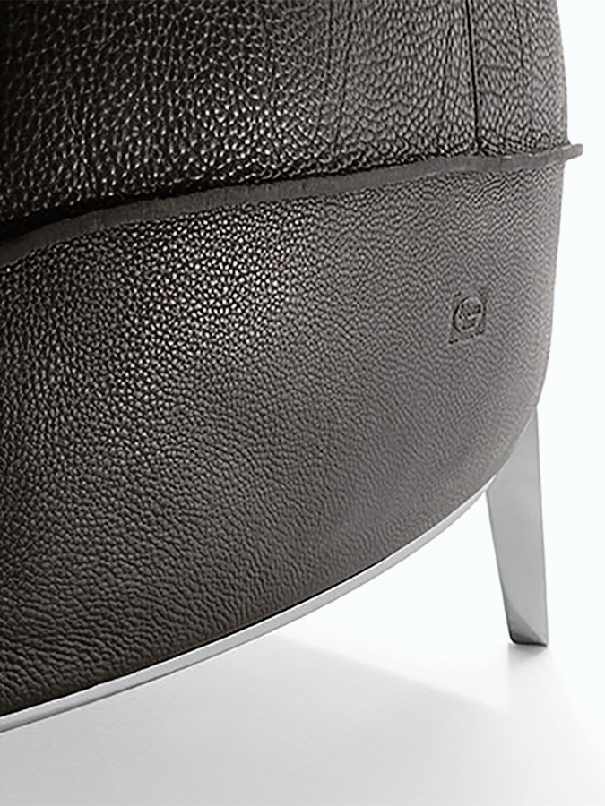 Archibald Gran Comfort Armchair, view 16