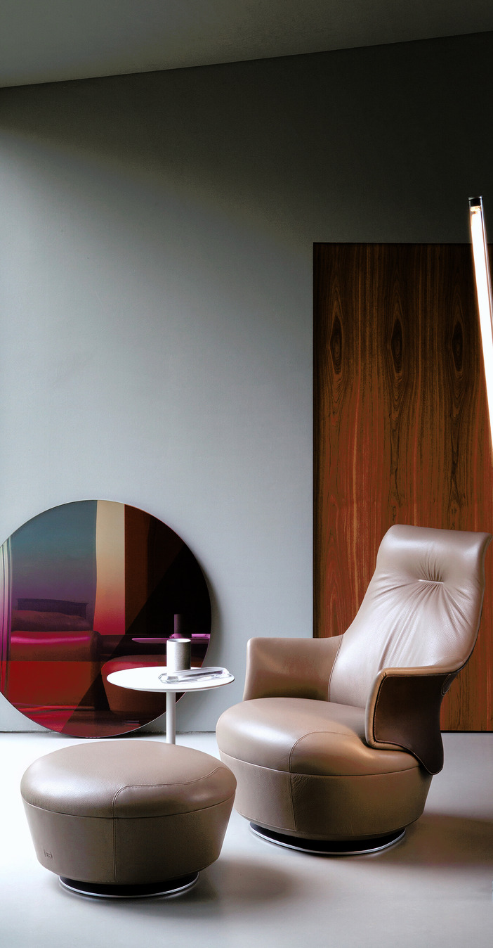 Assaya Armchair by Poltrona Frau, view 3