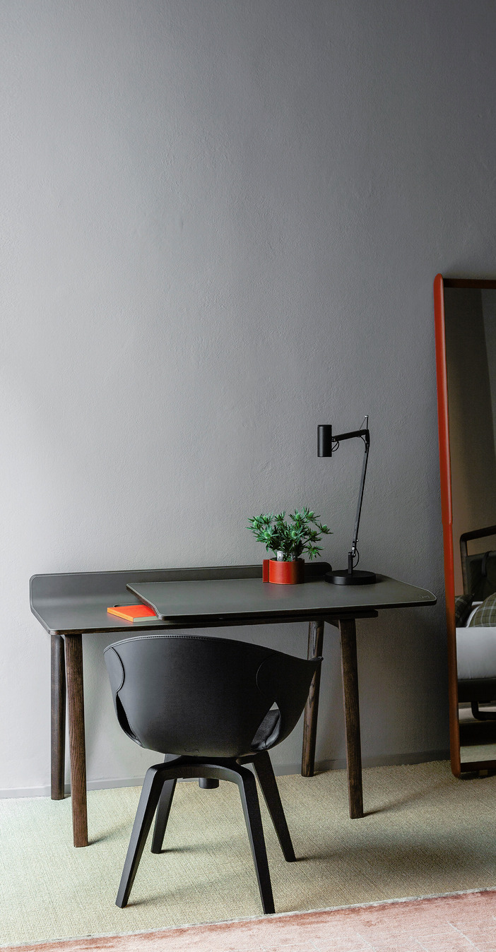 Iren Desk, view 3