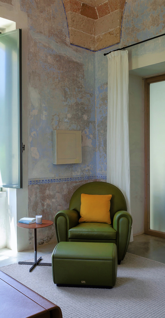 Vanity Fair XC Armchair by Poltrona Frau, view 3