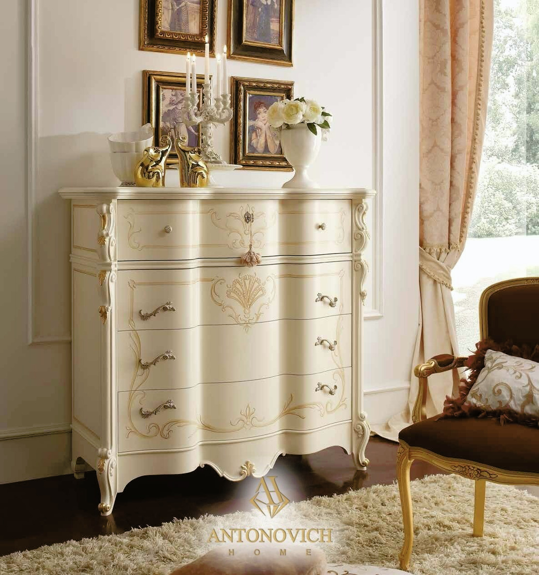 Classic Italian Bedroom by VALDERAMOBILI, view 3