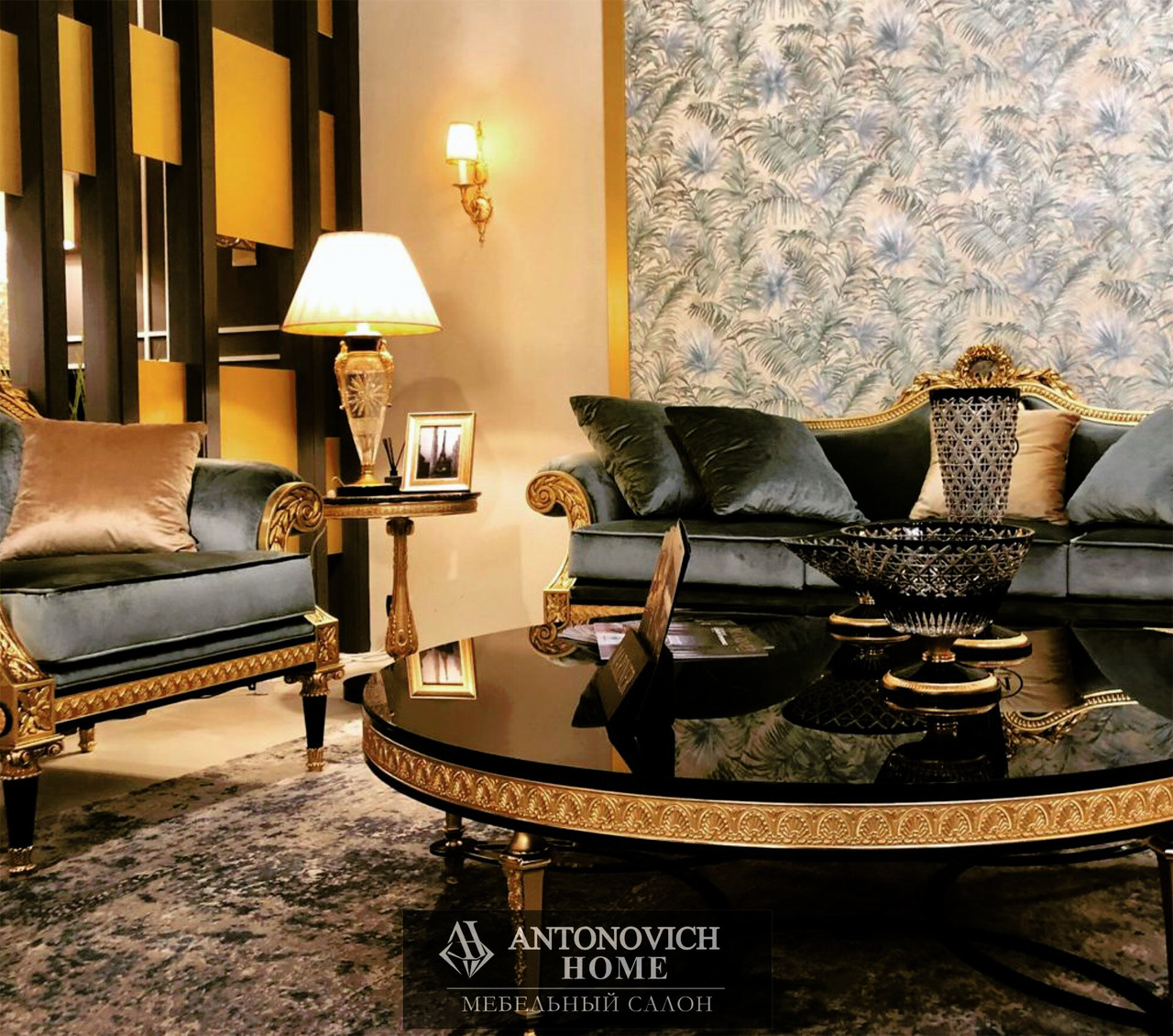 Mariner Trianon Living Room, view 9