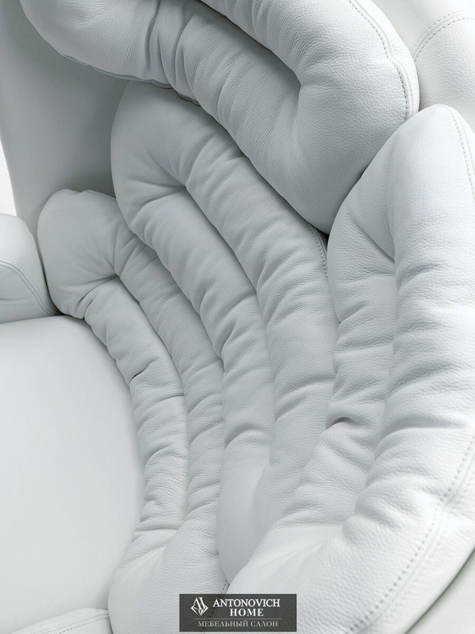 Longhi Elda Armchair, view 4