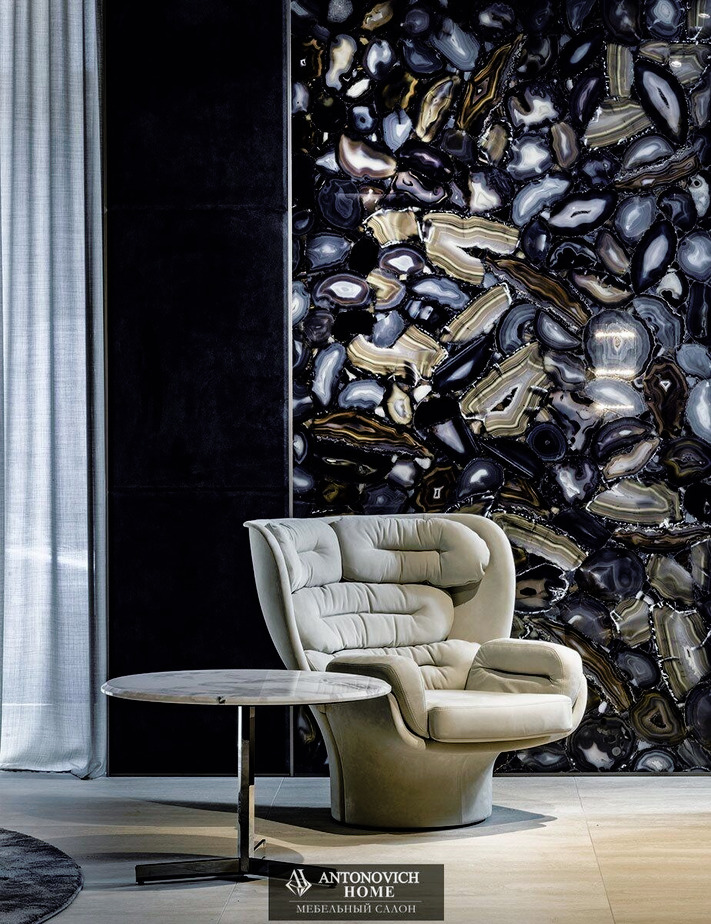 Longhi Elda Armchair, view 2