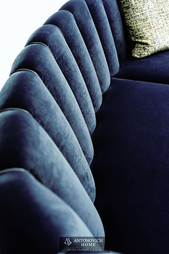 Farnese Sofa by Vittoria Frigerio, view 5