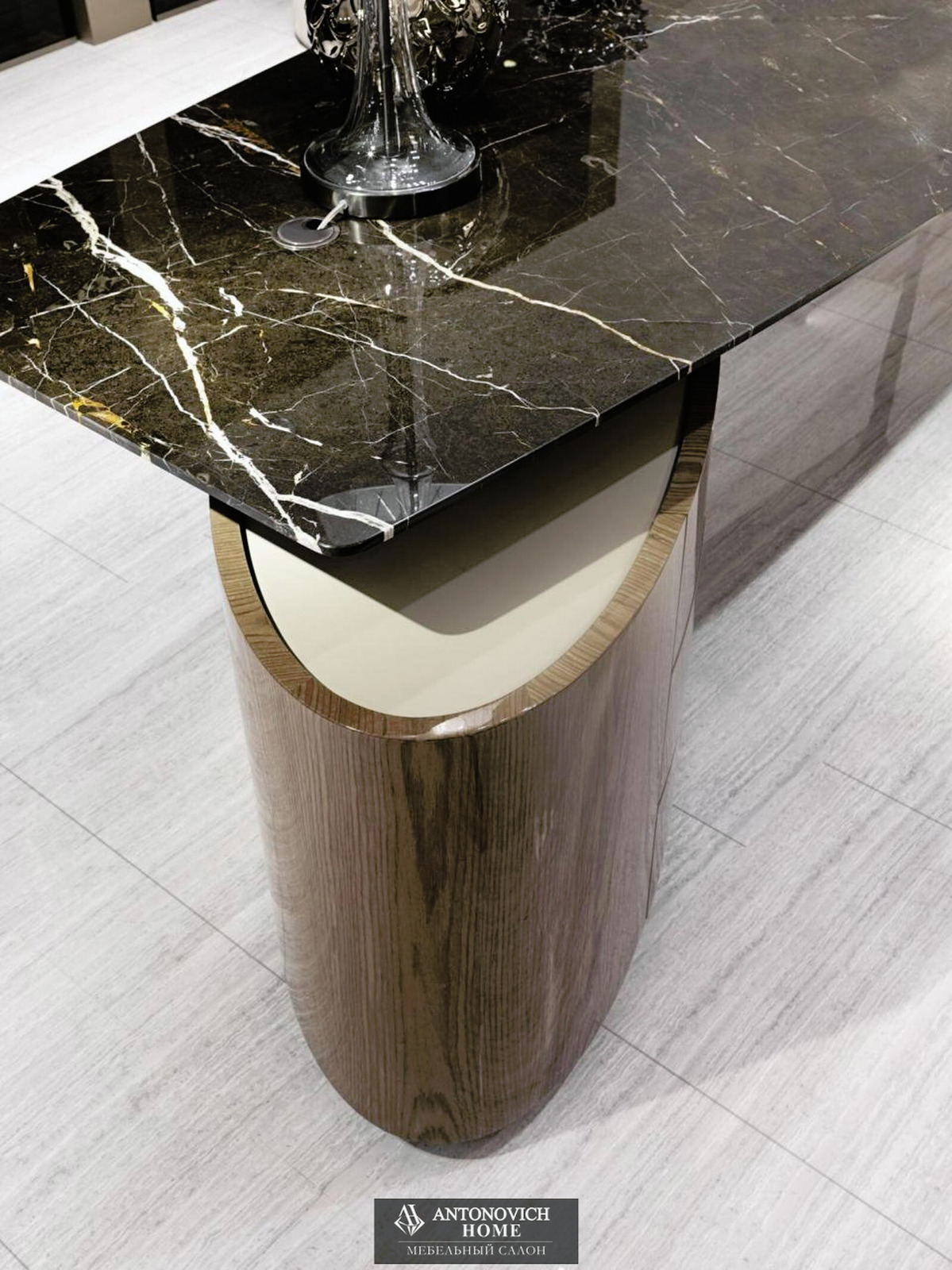 Visionnaire Wilshire Desk, view 3