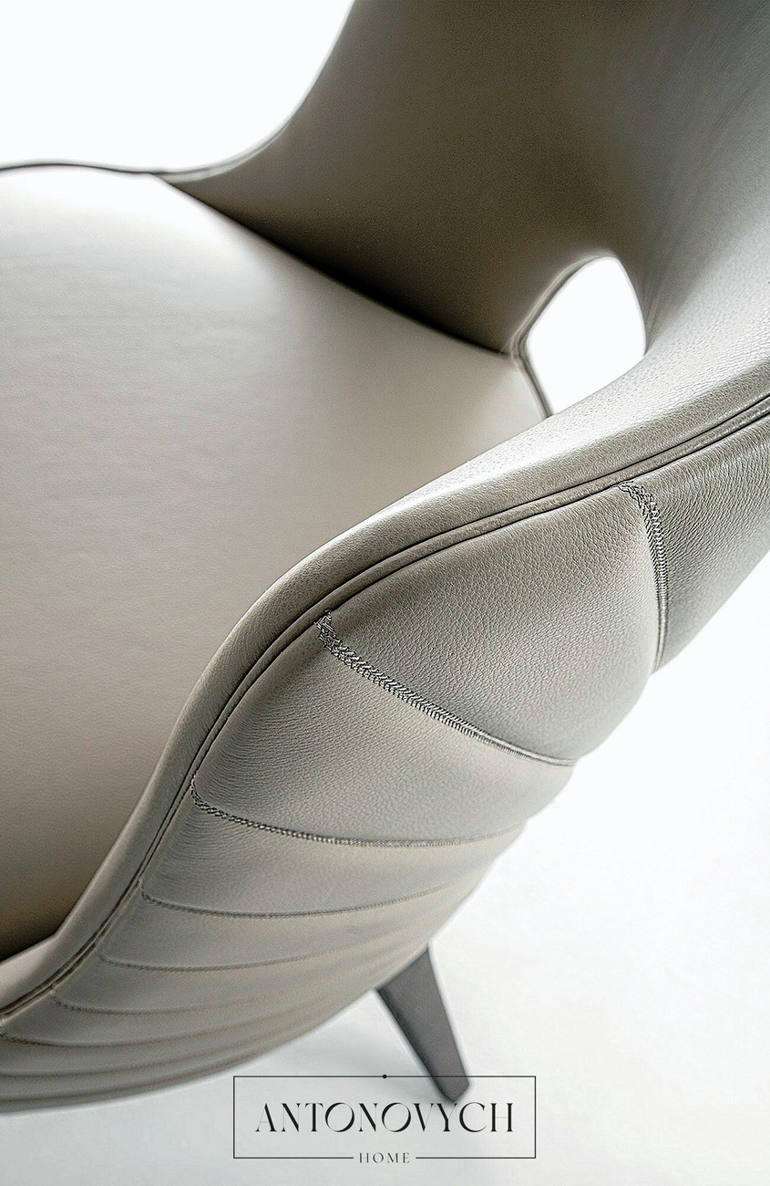 Reina Armchair by Vittoria Frigerio, view 2